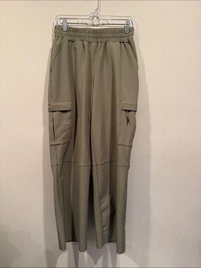 Mondetta Olive Cargo Pants with Elastic Waist. Size Small